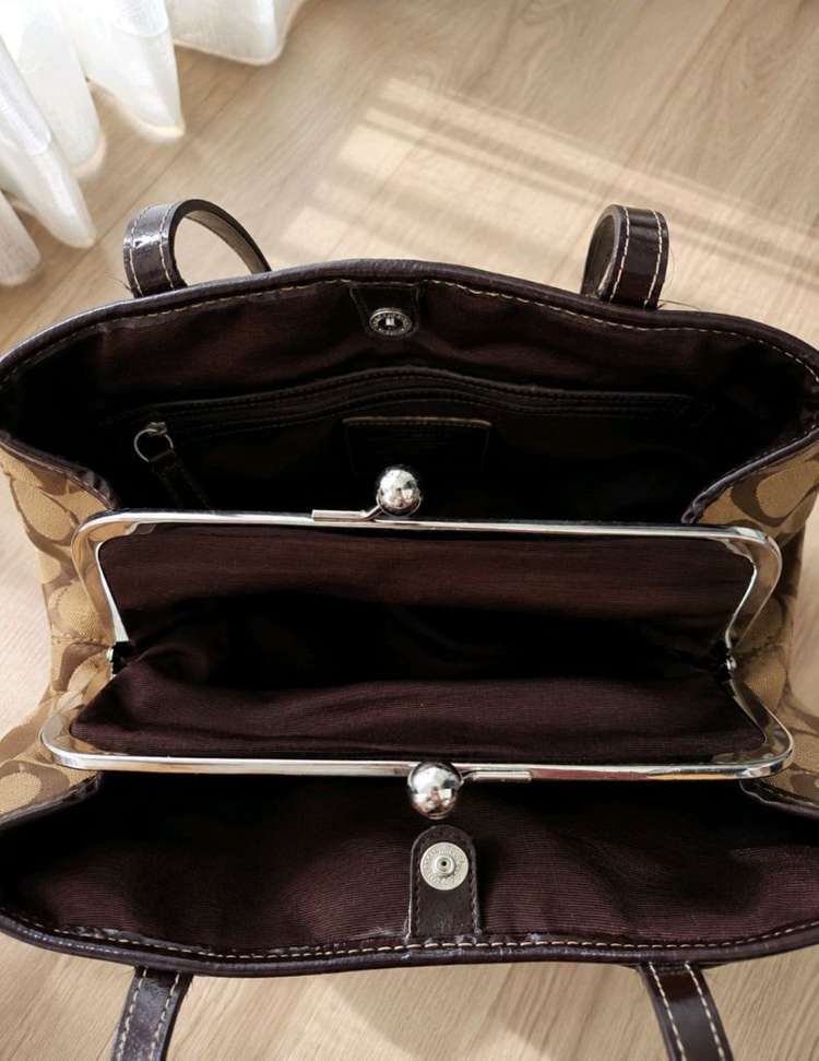 코치 시그니처 아카이브템 키스락 닥터백 이미지