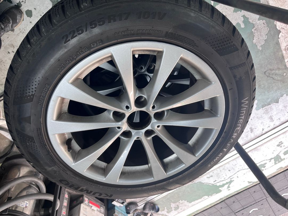 역삼동 보관중 BMW 3GT 순정 17인치 휠타이어 225/55R17 이미지
