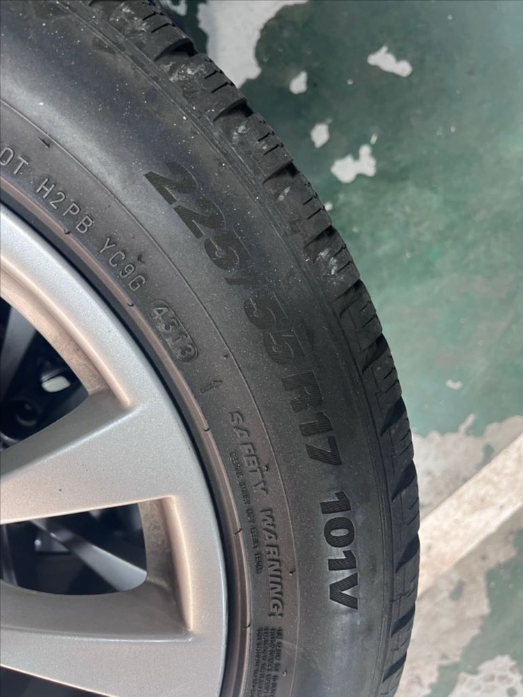 역삼동 보관중 BMW 3GT 순정 17인치 휠타이어 225/55R17 이미지