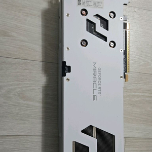 이엠텍 5060ti 16gb 화이트 3팬 팔아요 5060 ti 16gb 화이트 이미지