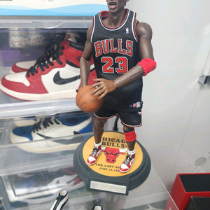 엔터베이에서 제작한 NBA 시카고 불스 팀의 마이클 조던, 스카티 피펜, 데니스 로드맨 피규어 이미지