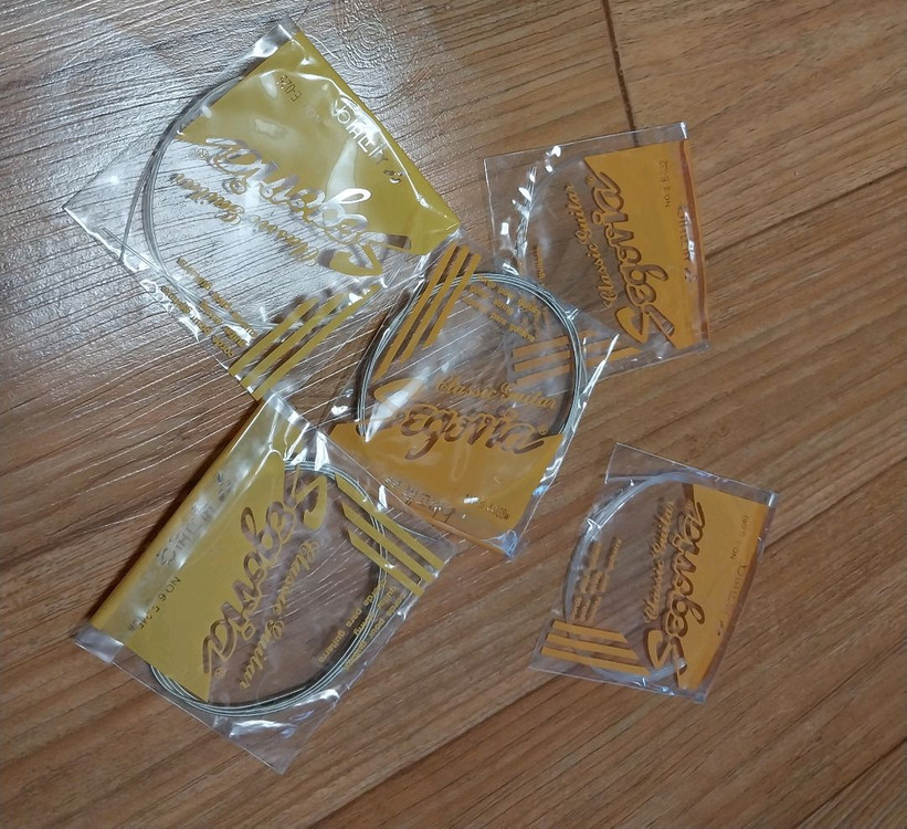 연핑크 예쁜 통기타, 고급가방, 피크, 줄/줄감개 이미지