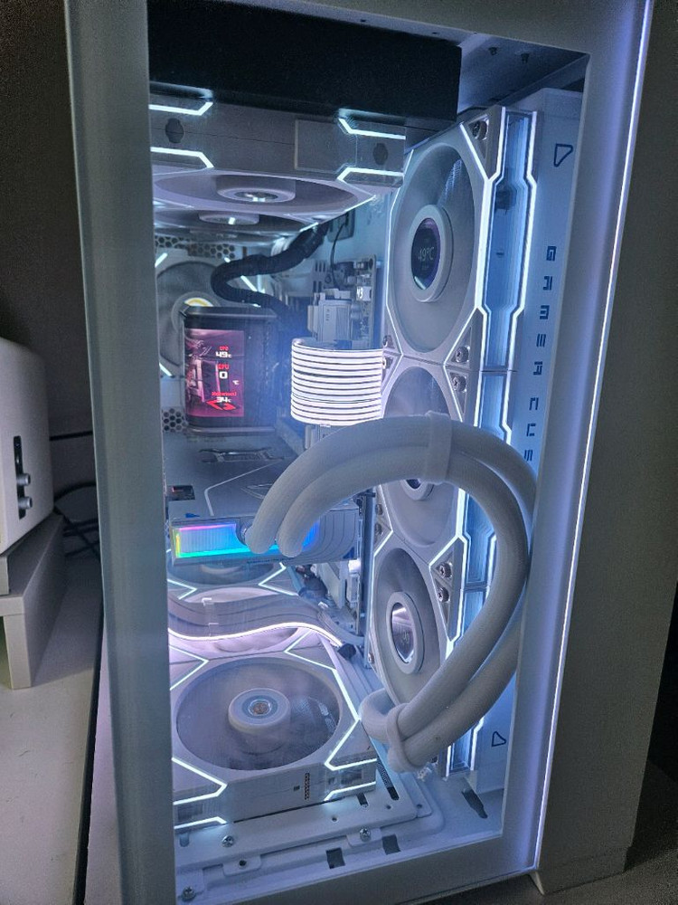 리안리 풀셋팅 9800x3d 5080 냅튠 수냉그래픽카드 이미지