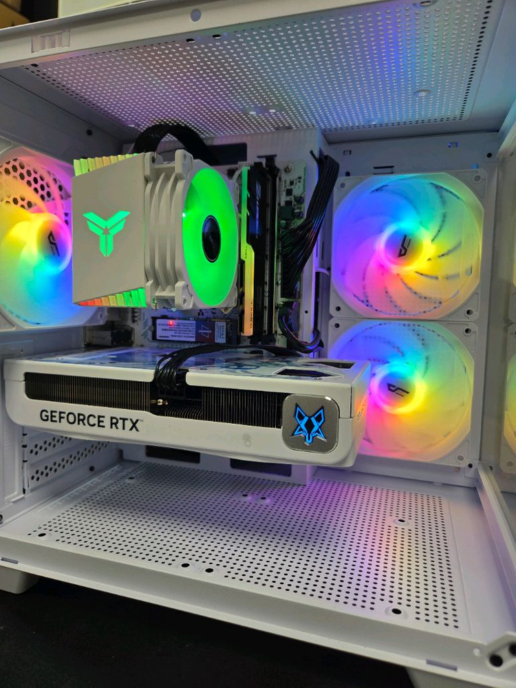 화이트 AMD RYZEN 7 5700X, RTX 5060TI 이미지