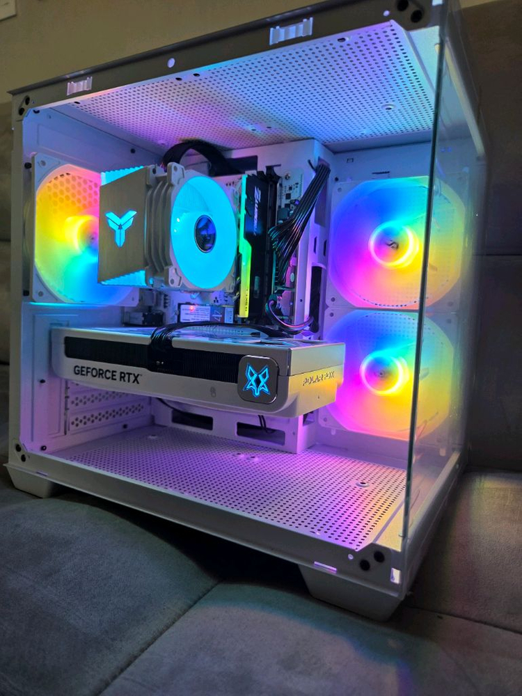 화이트 AMD RYZEN 7 5700X, RTX 5060TI 이미지