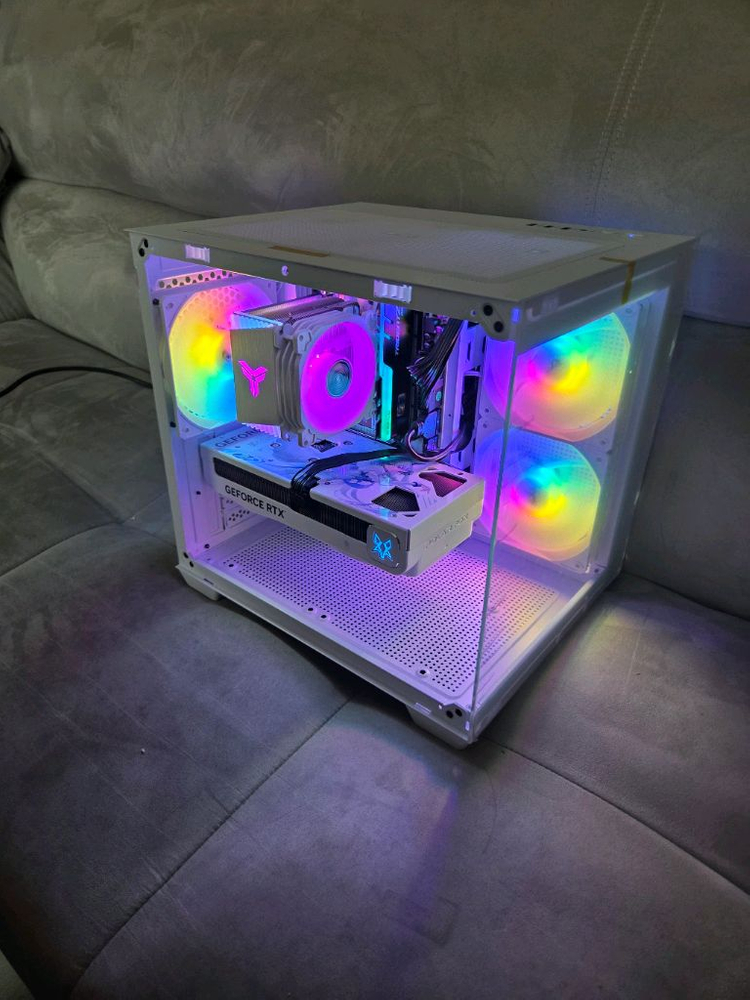 화이트 AMD RYZEN 7 5700X, RTX 5060TI 이미지