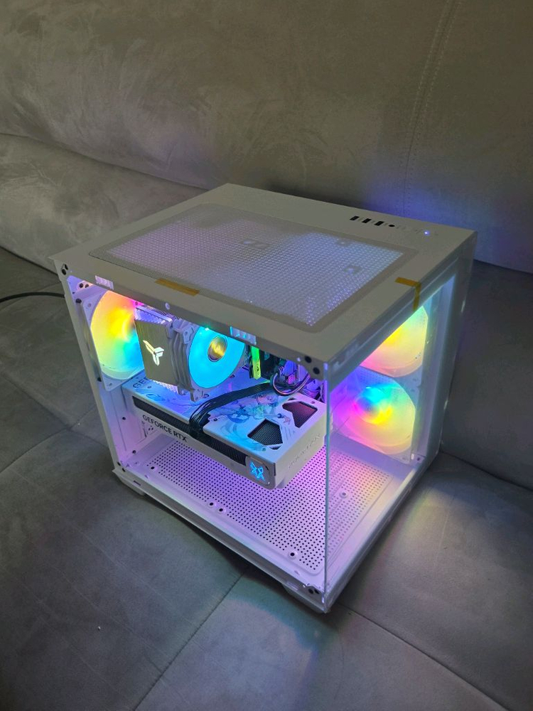 화이트 AMD RYZEN 7 5700X, RTX 5060TI 이미지