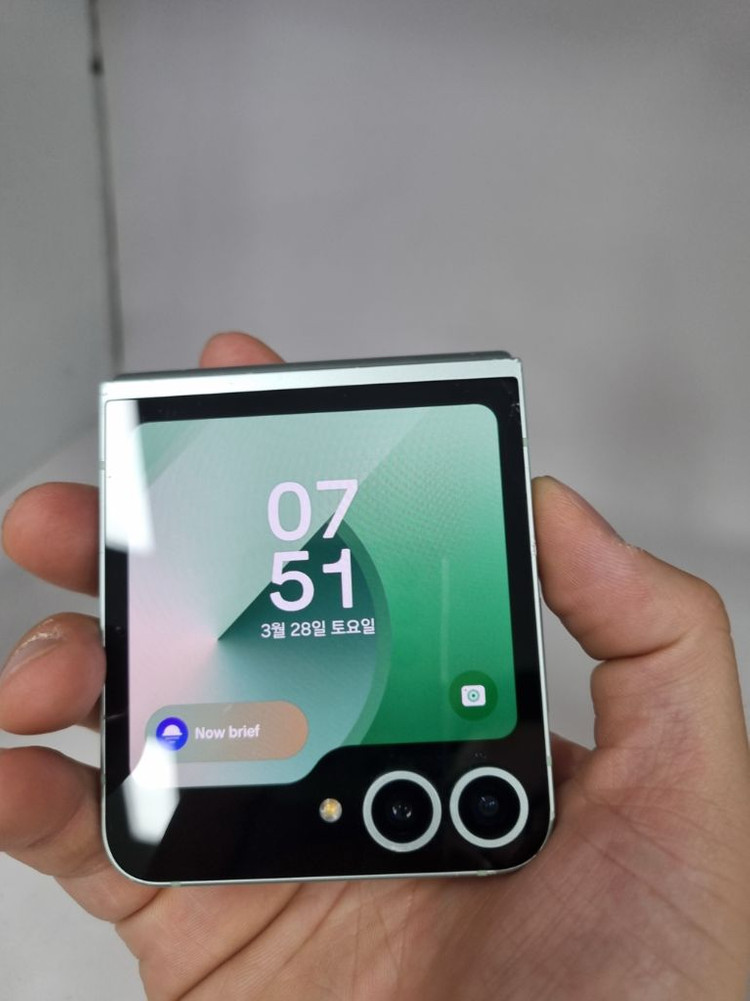 갤럭시 z플립6 256GB 민트컬러 팔아용 이미지