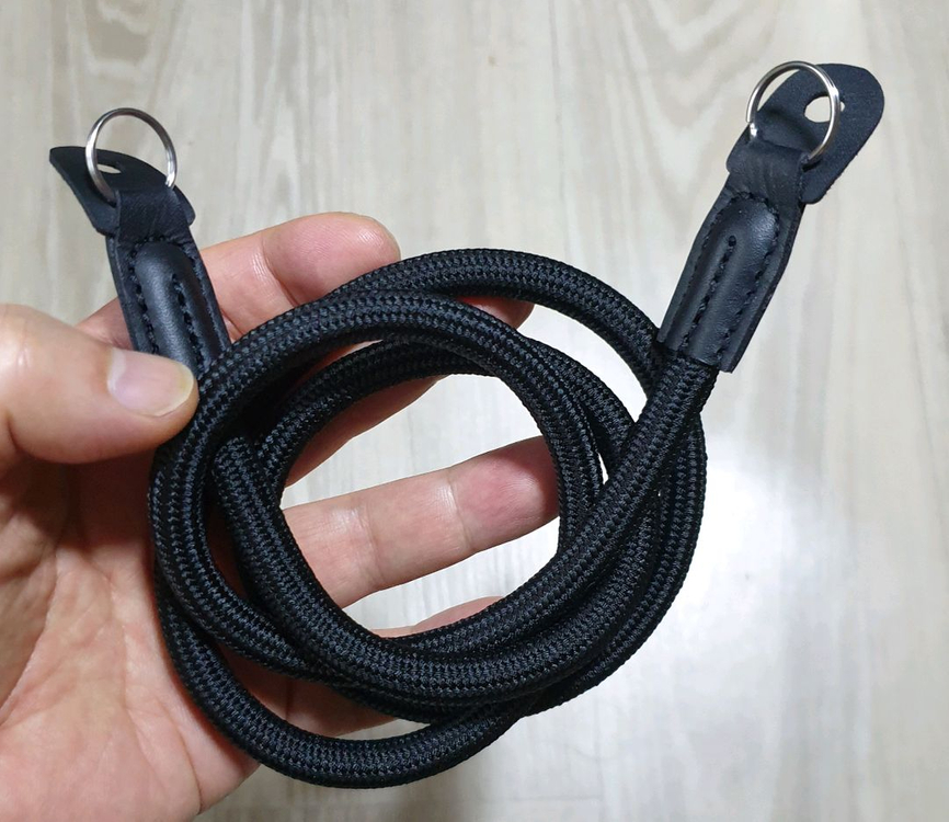 로프형 카메라 스트랩과 미러리스 스트랩 이미지