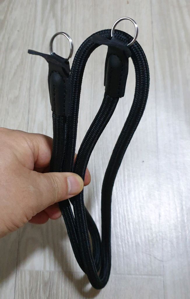 로프형 카메라 스트랩과 미러리스 스트랩 이미지