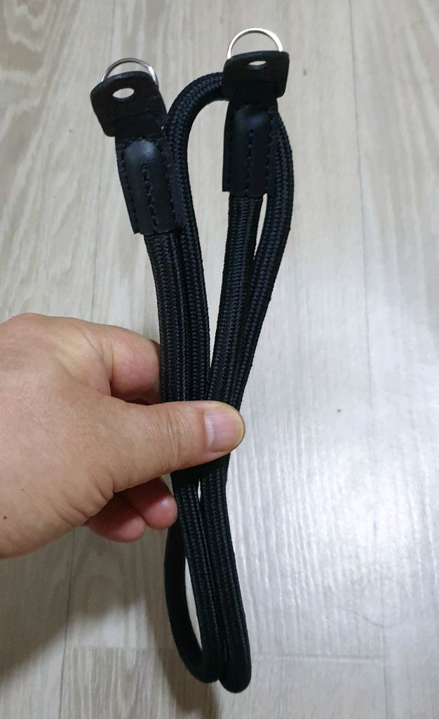 로프형 카메라 스트랩과 미러리스 스트랩 이미지