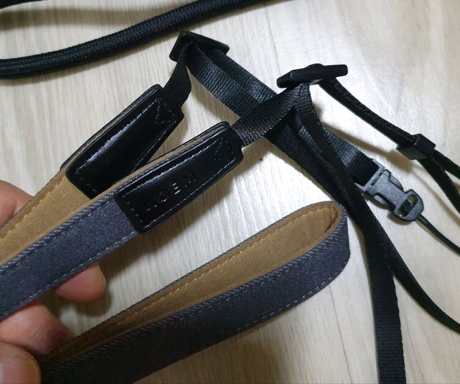 로프형 카메라 스트랩과 미러리스 스트랩 이미지