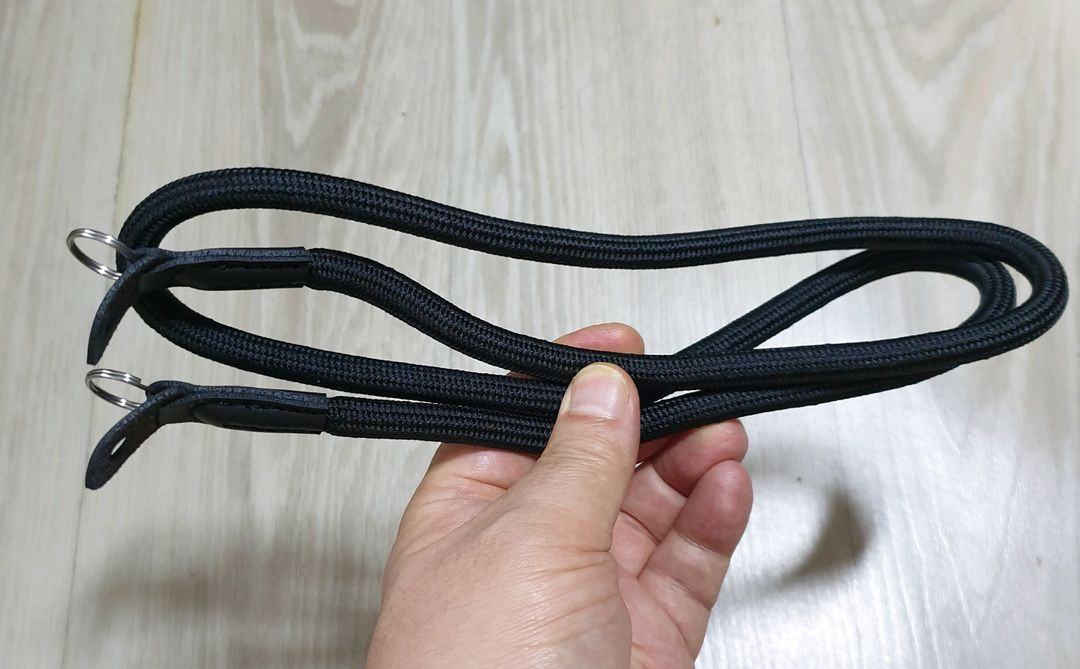 로프형 카메라 스트랩과 미러리스 스트랩 이미지