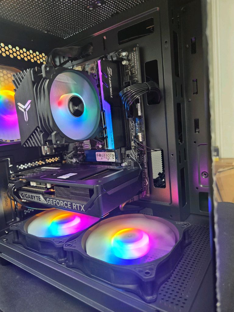 AMD RYZEN 7 5700X, RTX5060 게이밍 컴퓨터 본체 이미지