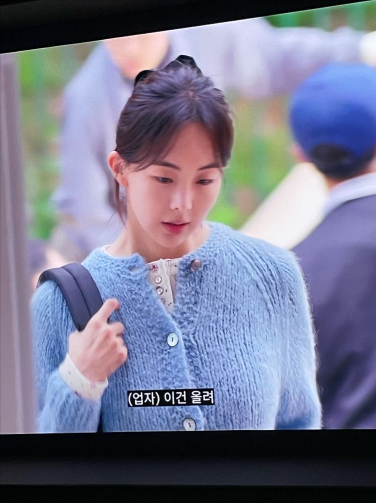 VIA PLAIN 비아플레인 비아 샐리 핸드메이드니트 금새록 착용 이미지