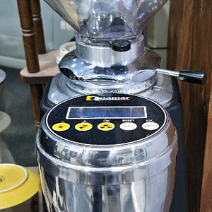 퀘마 자동 커피 그라인더 이미지