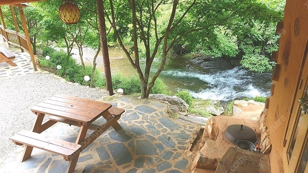 5/23 5/24 계곡옆 산골흙집 펜션 흙집 돌집 숙박 이미지