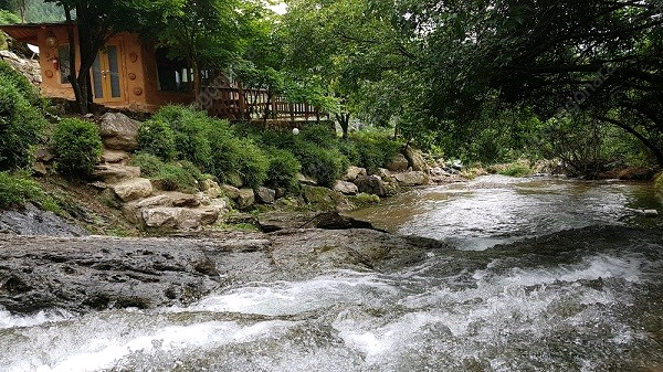 5/23 5/24 계곡옆 산골흙집 펜션 흙집 돌집 숙박 이미지