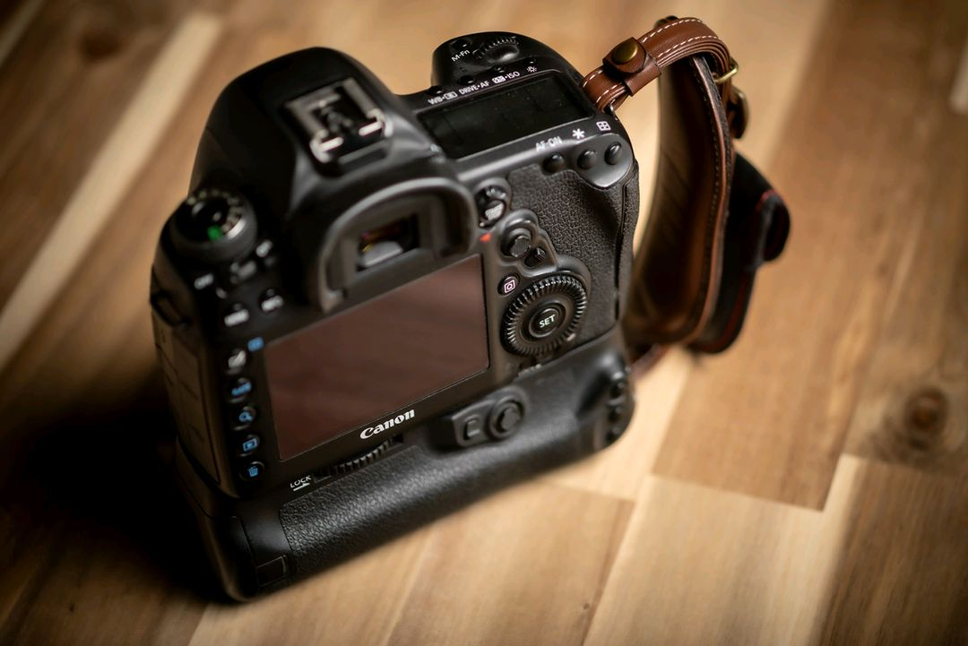 EOS 5D Mark IV(오막포) 카메라 바디 + 정품 세로그립 + 기타구성품 풀셋 이미지