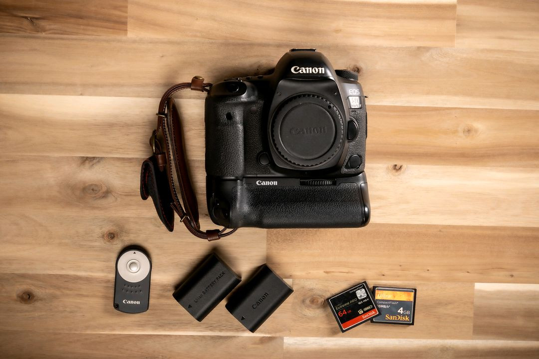 EOS 5D Mark IV(오막포) 카메라 바디 + 정품 세로그립 + 기타구성품 풀셋 이미지