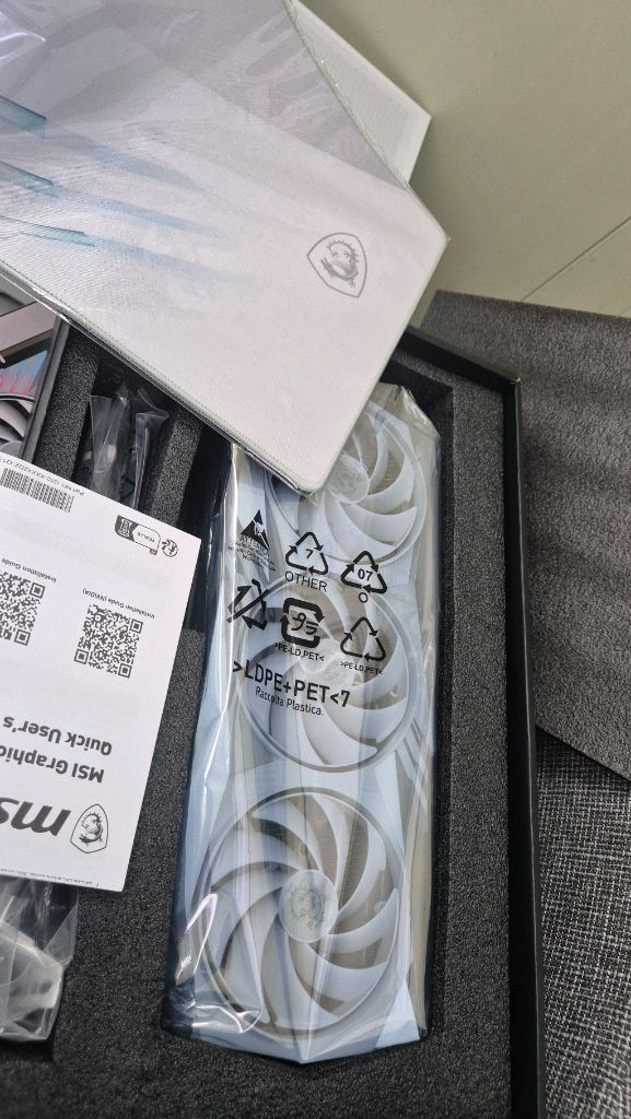 RTX 4070 Ti 게이밍 그래픽카드 화이트 이미지