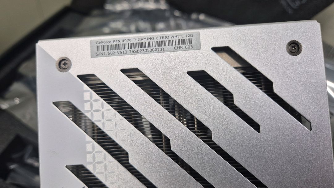 RTX 4070 Ti 게이밍 그래픽카드 화이트 이미지