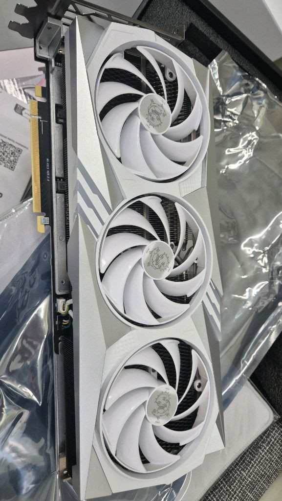RTX 4070 Ti 게이밍 그래픽카드 화이트 이미지