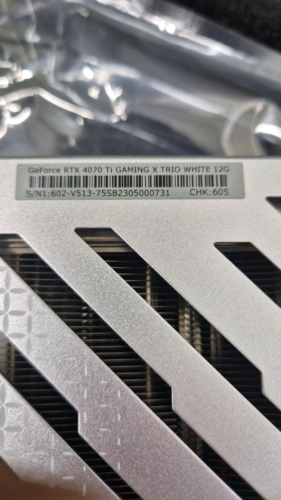 RTX 4070 Ti 게이밍 그래픽카드 화이트 이미지