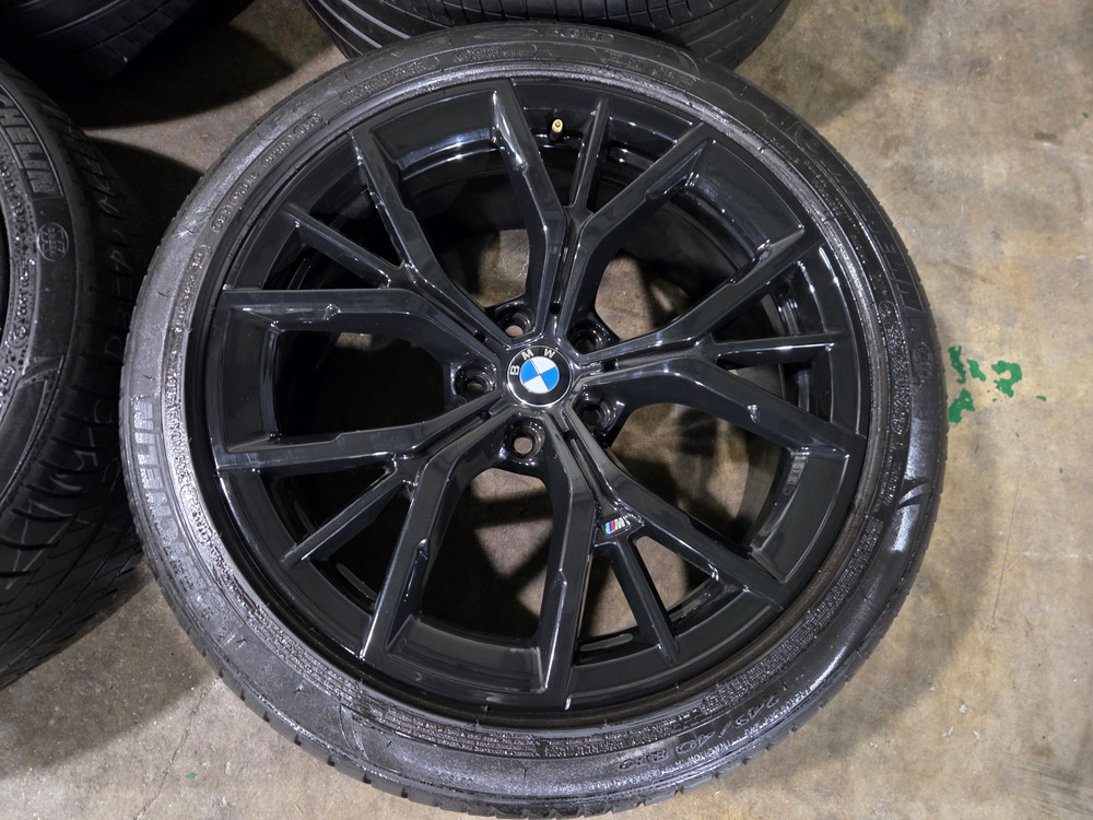 BMW G30 5시리즈 845M 19인치 블랙 휠타이어 이미지