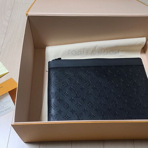 모노그램 섀도우 레더 포쉐트 클러치백 블랙모델번호 M62903 이미지