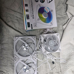 화이트 시스템 쿨러팬 팝니다 rgb 리안리 아틱 이미지