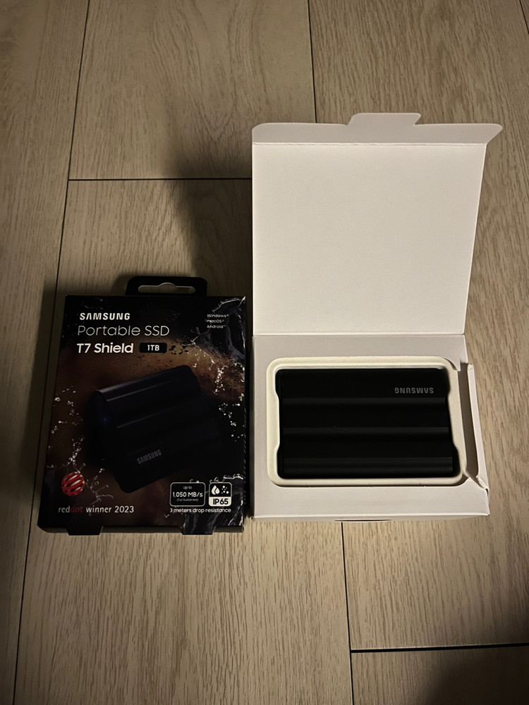 삼성전자 포터블 외장 SSD T7 Shield (정품) 1TB, 블랙 이미지