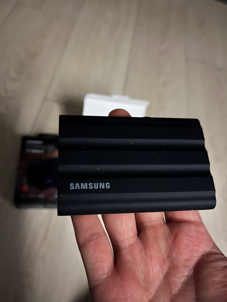 삼성전자 포터블 외장 SSD T7 Shield (정품) 1TB, 블랙 이미지