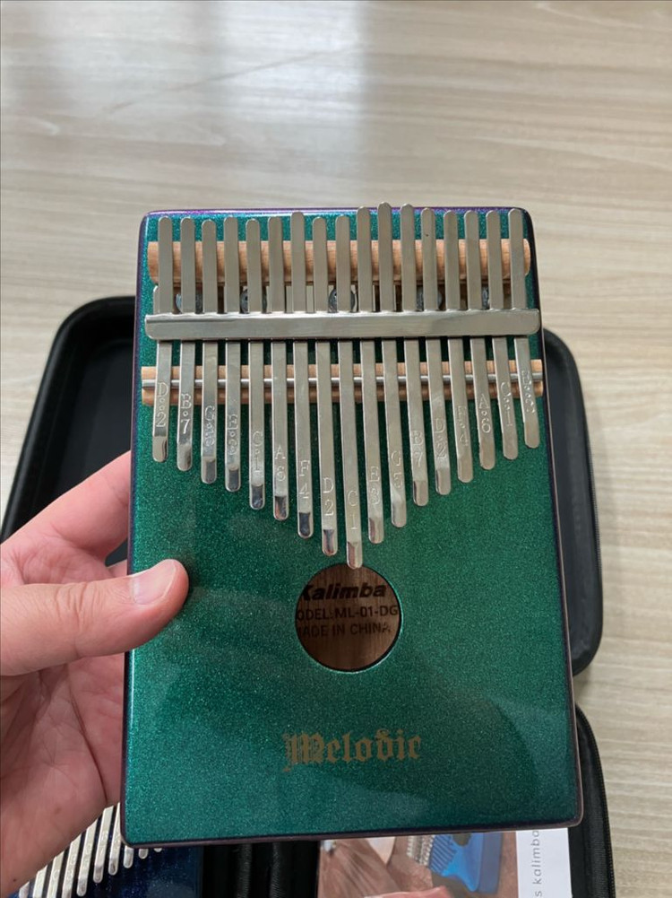 멜로닉 마호가니 칼림바 그린,블루 색상 팝니다 이미지