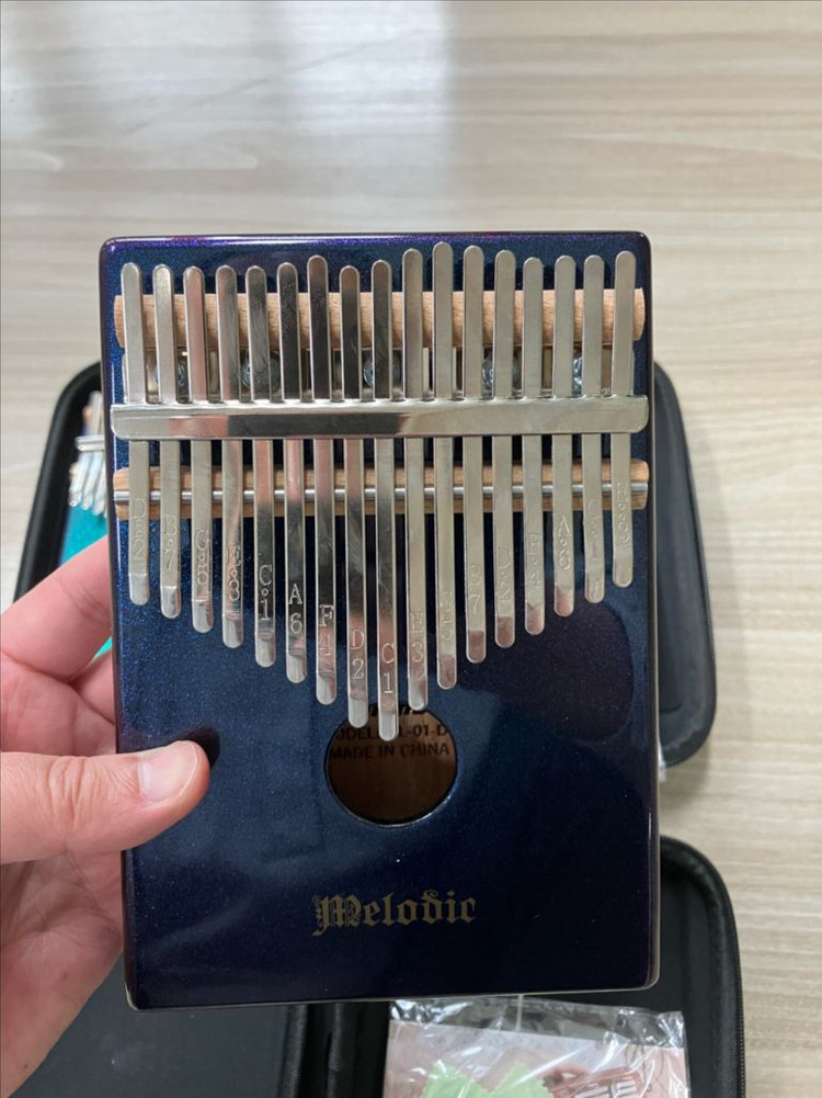 멜로닉 마호가니 칼림바 그린,블루 색상 팝니다 이미지