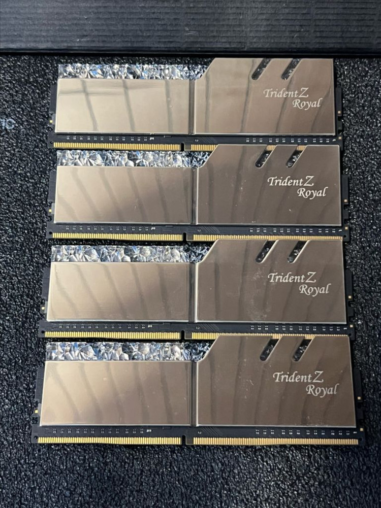 지스킬 DDR4 3200 CL16 64GB 16GB 4개 풀뱅 TRIDENT Z ROYAL 이미지