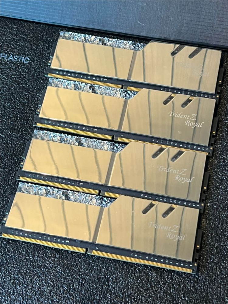 지스킬 DDR4 3200 CL16 64GB 16GB 4개 풀뱅 TRIDENT Z ROYAL 이미지