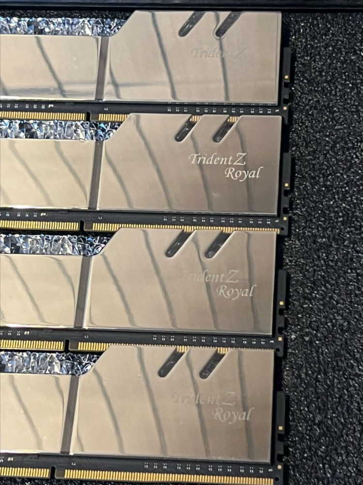 지스킬 DDR4 3200 CL16 64GB 16GB 4개 풀뱅 TRIDENT Z ROYAL 이미지