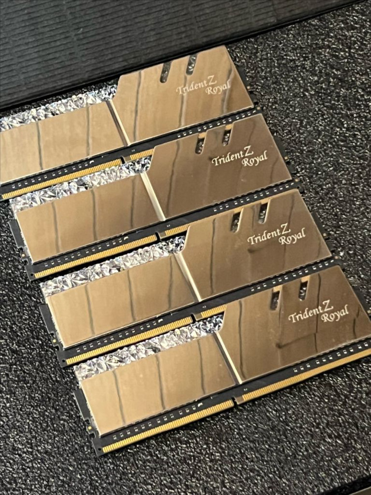 지스킬 DDR4 3200 CL16 64GB 16GB 4개 풀뱅 TRIDENT Z ROYAL 이미지