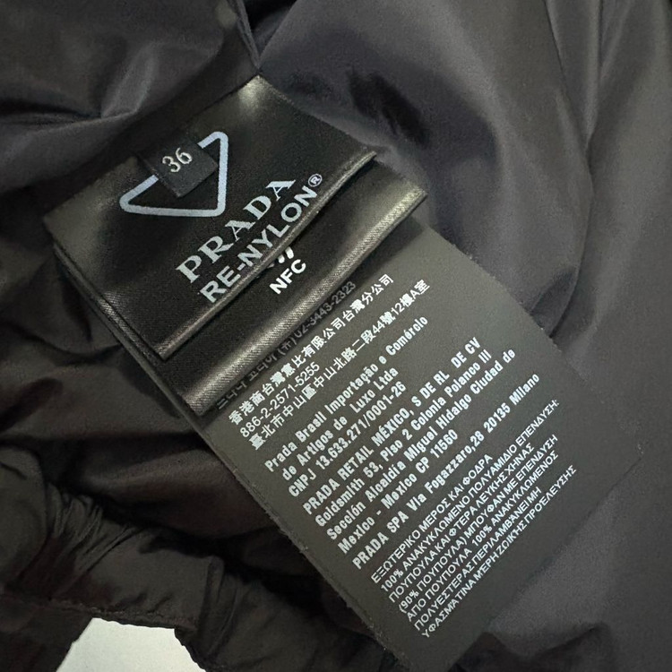 프라다 신상 리나일론 크롭 컨버터블 다운 재킷 패딩 팝니다. 이미지