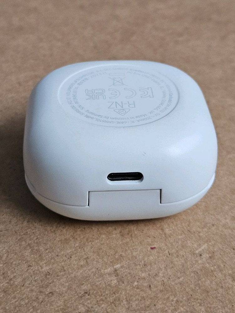 버즈2프로 화이트 충전본체 SM-R510 이미지