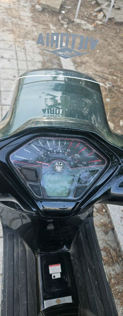 클래식한 디자인의 빅토리안 니키 23년식 125cc 스쿠터 이미지