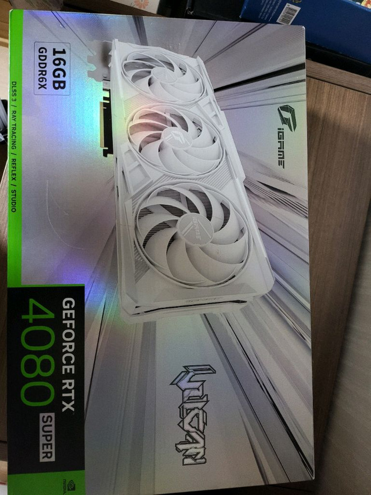 RTX 4080 SUPER 화이트 불칸 그래픽 카드 이미지