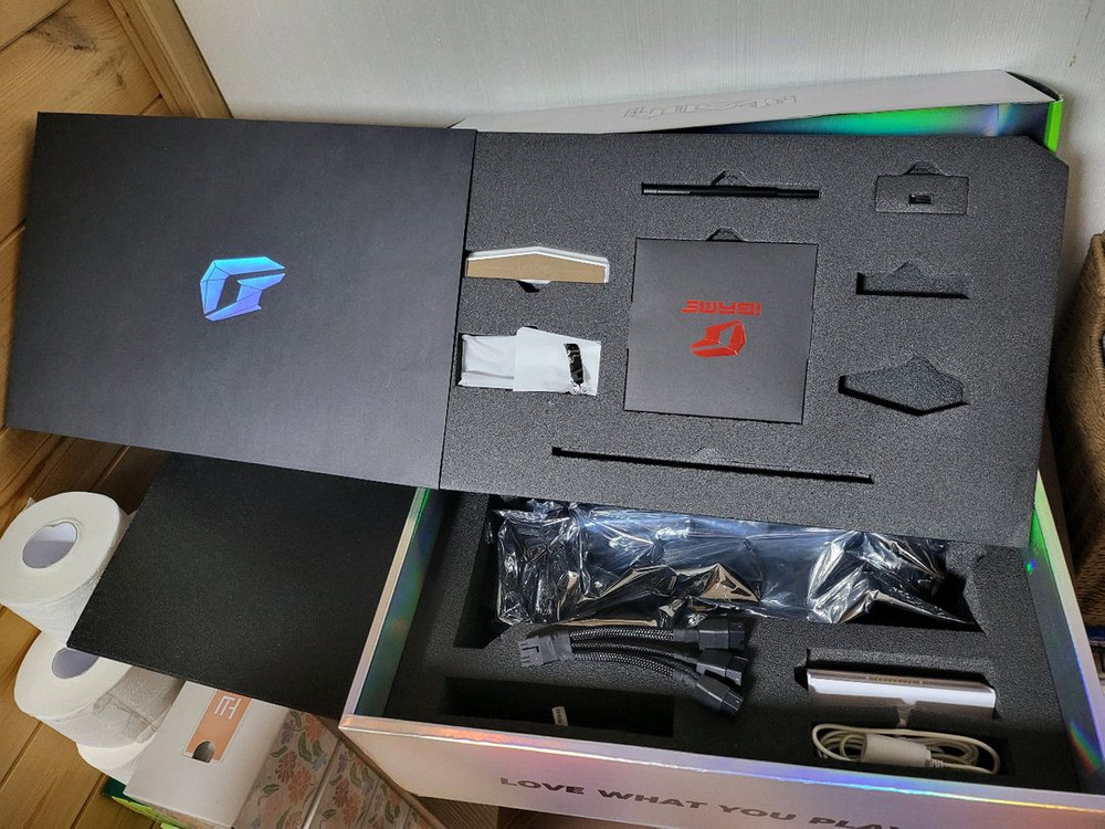 RTX 4080 SUPER 화이트 불칸 그래픽 카드 이미지