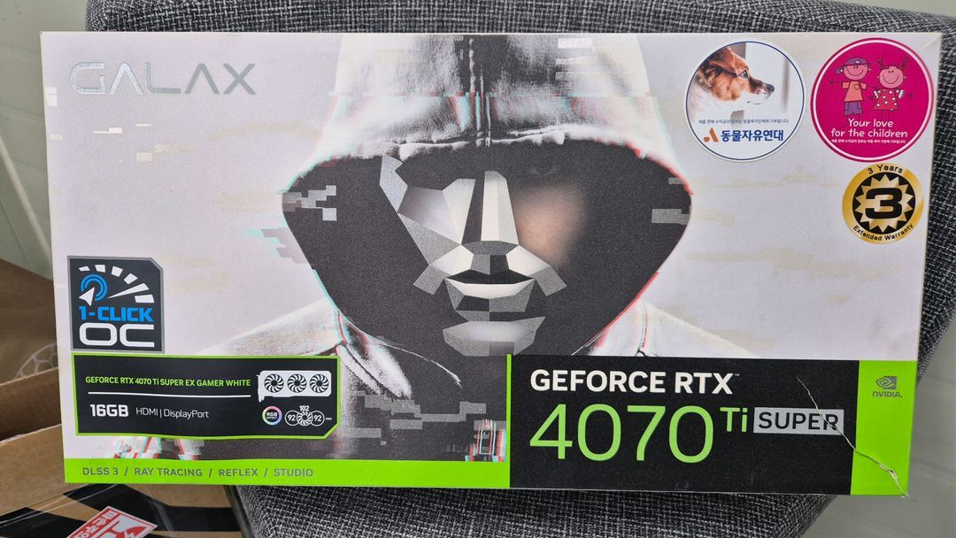 RTX 4070 Ti SUPER 화이트 그래픽카드 이미지