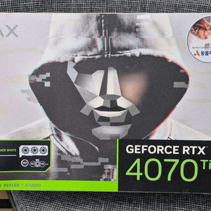 RTX 4070 Ti SUPER 화이트 그래픽카드 이미지