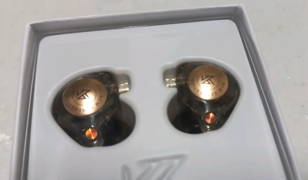 고음질이어폰과 HiFi c타입케이블 이미지