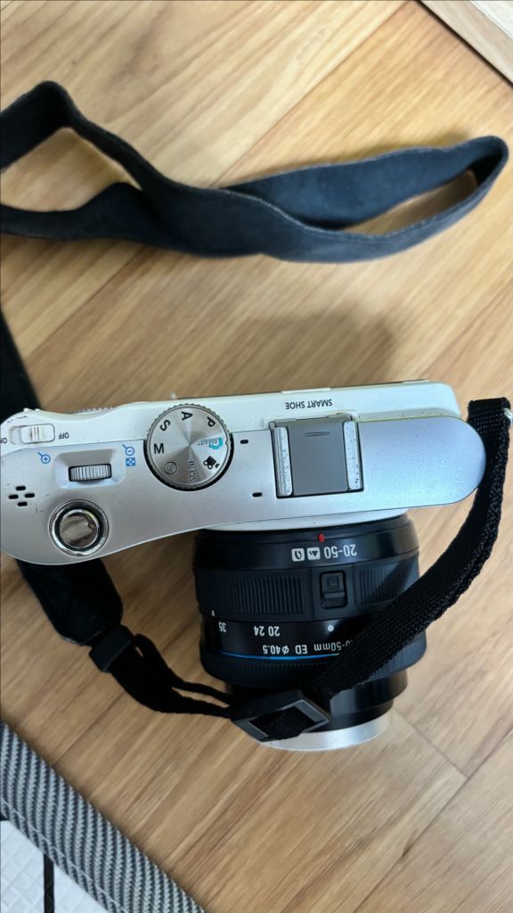 삼성 NX-100 풀세트컴팩트 디지털카메라. 라이트까지 이미지