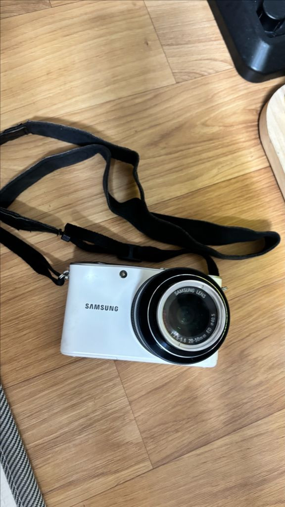 삼성 NX-100 풀세트컴팩트 디지털카메라. 라이트까지 이미지