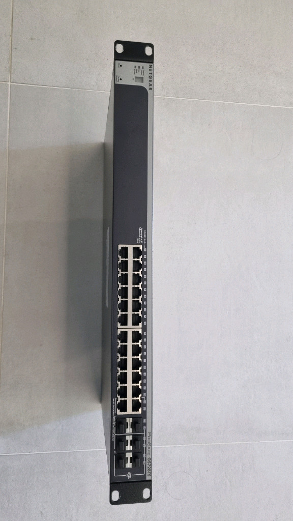 넷기어 GS728TS 24포트 스위치 이미지